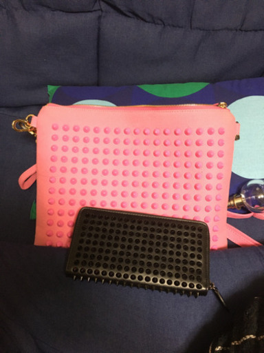 ディアベルのピンクの肩掛けバッグと黒のスタッズ財布