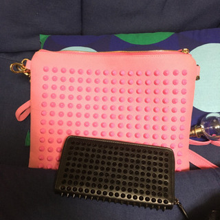 ディアベルのピンクの肩掛けバッグと黒のスタッズ財布