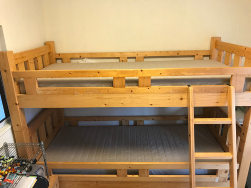 パイン材の2段ベッドです。子供が大きくなったので不要になりました。土日で引き取り出来る方でお願いします。