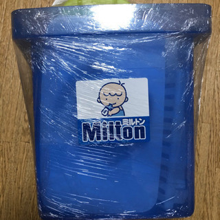 Milton 専用容器と哺乳瓶たて　1000円