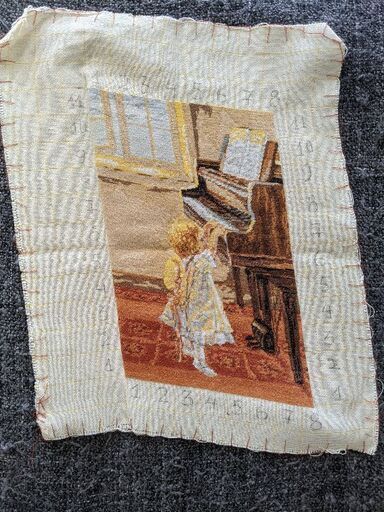 ヨーロッパ式刺繍絵タペストリー: The Little Pianist