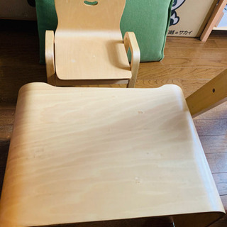 子供用の机と椅子
