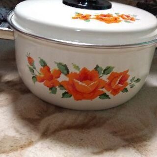 新品未使用　橙の花柄が綺麗な鍋 21.5cm 