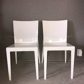 白い樹脂製の椅子