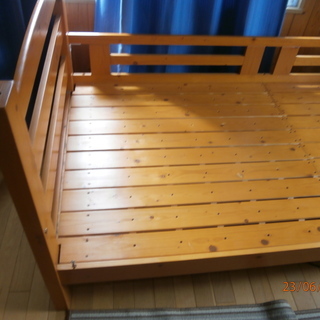 木製のベッドでほとんど使用していません。
