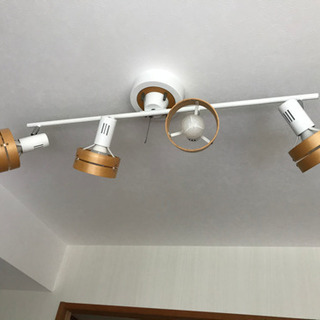 四灯の天井照明　LEDシーリングライト
