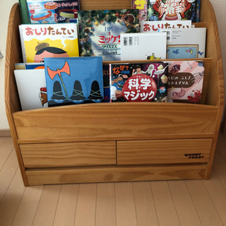 ウッディープッディーの絵本棚