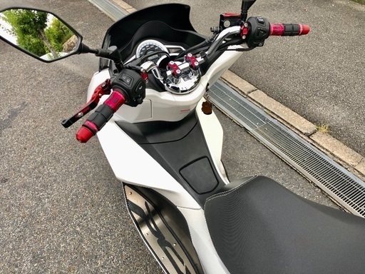 交換 下取可 Pcx Jf56 カスタム多数 人気のパールホワイト 新車卸しワンオーナー車両 転倒歴無し綺麗です整備済み Bluemarine 大久保のバイクの中古あげます 譲ります ジモティーで不用品の処分