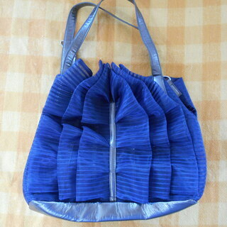 透ける素材の紺色ハンドバッグ