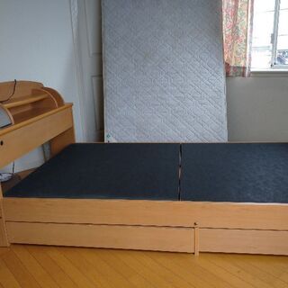 110センチ幅の木製セミダブルベッド