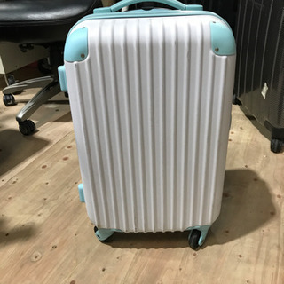スーツケース　キャリーバッグ　ホワイト