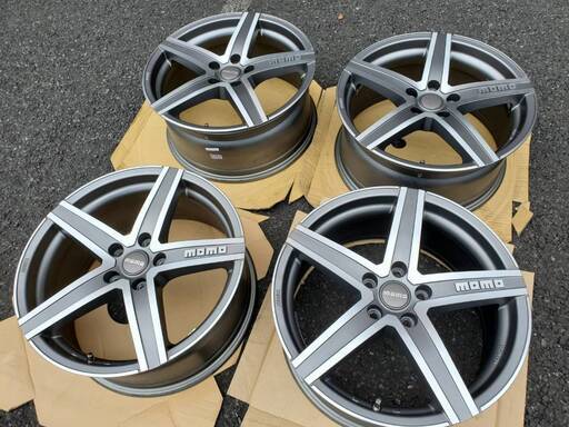 ＭＯＭＯ　１８インチ　ＶＷゴルフ、トゥーラン、アウディＡ３