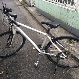 今すぐウーバーイーツできる！Trek ロードバイク（TREK　FX7.4 700C アルミ カーボンフォーク　27速 44.5mm クロス 　）