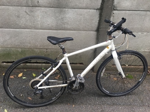 今すぐウーバーイーツできる！Trek ロードバイク（TREK　FX7.4 700C アルミ カーボンフォーク　27速 44.5mm クロス 　）