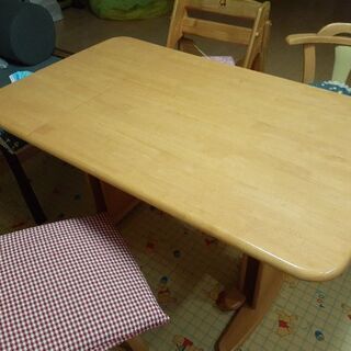 ダイニングテーブル、椅子2脚、ベンチ