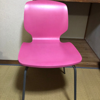 ピンクの椅子 2脚あります。値下げ交渉承ります