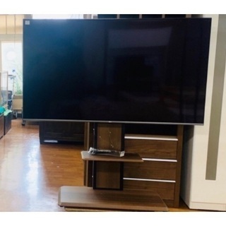 スタンド付きの大型テレビ  65インチ 4K対応モデル