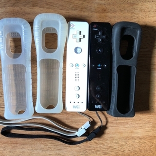 Wii リモコン　黒・白　それぞれ1本ずつセット