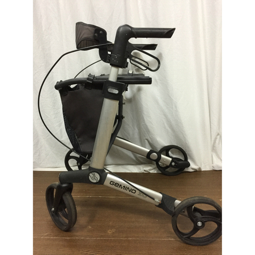 ☆値下げ交渉お受けいたします。座れる・たためる歩行器 ハンディー