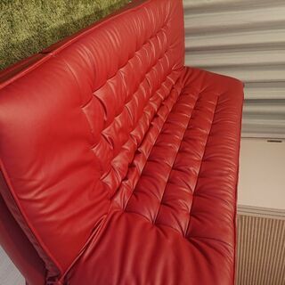 レザーのダブルソファーベッド(レッド)になります。