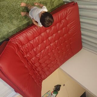 レザーのダブルソファーベッド(レッド)になります。