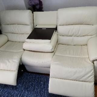 値下げ】ニトリの本革 電動リクライニングソファー