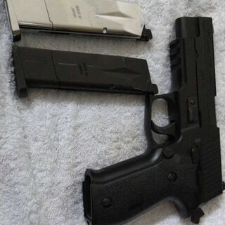 SIG P226 マガジン二本付き  BB弾 ガスカートリッジ付き