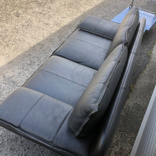 黒革二人掛けソファ