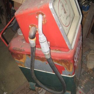 古いガソリン給油機