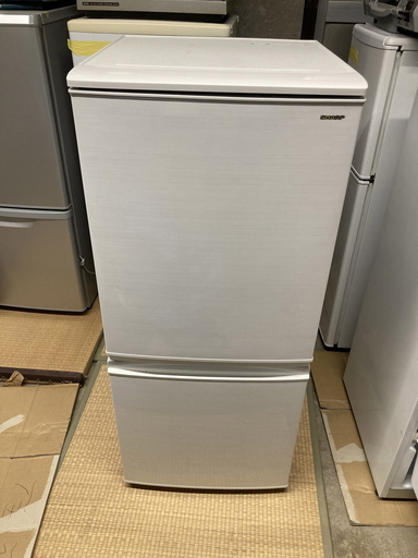 美品 2018年製 安心のシャープ 137L 2ドア冷蔵庫 SJ-D14D-W ファン式 CF2671 自動霜取り付替左右開き