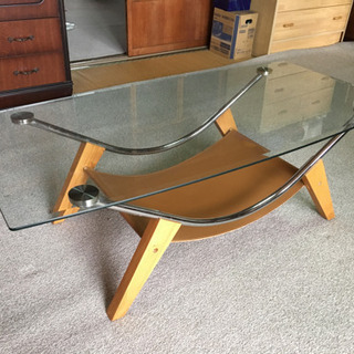 強化ガラス天板のローテーブル