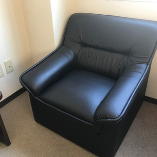 黒シングルソファー