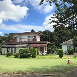 DIY賃貸、自分で修繕できる方(雨漏りあり)大募集。土地1000㎡（300坪超）戸建て２軒、大型ガレージ（5台）で格安戸建て２戸付。オーナー直接募集につき、仲介手数料不要！価格勝負！！家賃のみで即入居可！！の画像