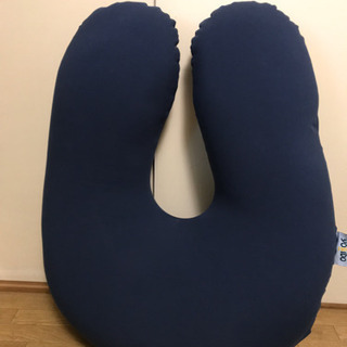 大きな授乳クッションにもなるU字型ヨギボー