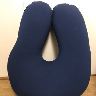 大きな授乳クッションにもなるU字型ヨギボー