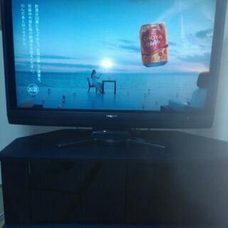 シャープのAQUOS LC-40AE7です。ELECOMのテレビ台付きキャスターは付い