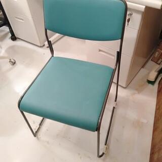 オフィス用パスチェ　青緑系　シンプルな椅子