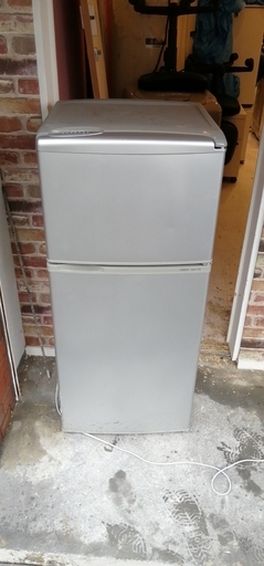 AQUA ノンフロン直冷式冷凍冷蔵庫 2ドア 109L AQR-111B(SB) 2013年