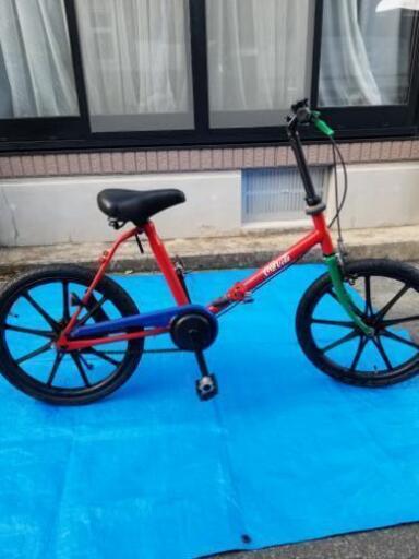 コカ・コーラのロゴ入り折りたたみ自転車。