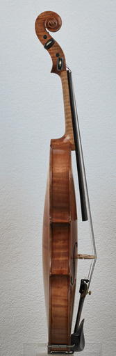 戦前の4/4バイオリン（イギリス製？）アゴアテには『栄光』『名誉』の花言葉がついているジャカランダ材が使われています。シニア層になってから演奏を再開したり、異次元の旅に持参するのに適しています。