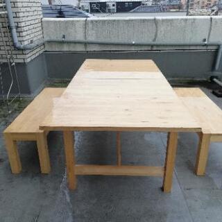 大きい美しい木製テーブル