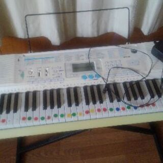 光る鍵盤　電子ピアノ　台つき　CASIO