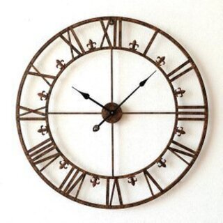 アンティーク調の大きなアイアンの掛け時計