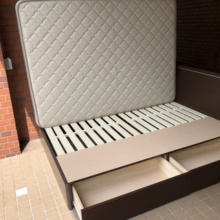 引き出し付　ダブルベッド 　コンセント付　札幌市内配達・組立無料