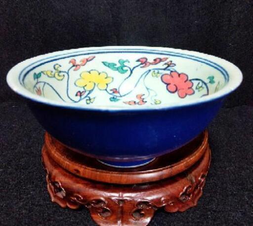 中国骨董品　陶磁器　藍釉纏枝宝相花紋碗　大明宣徳年製　いかにもその時代そうな端正な形、落ち着きのある色彩　大変な稀少美品