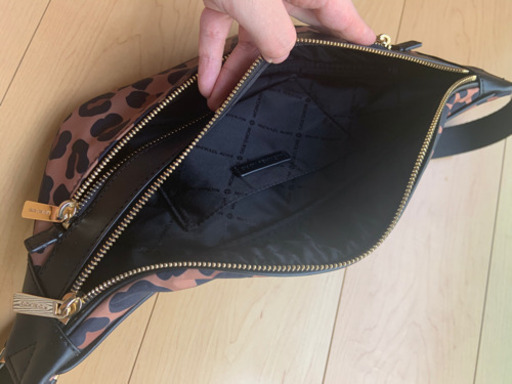 マイケルコースボディバッグ
