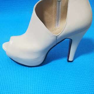 新品・未使用　ハイヒール靴　ベージュ色　サイズ：24.5cm