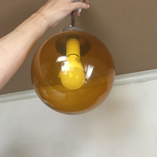 昭和レトロ風、黄色のガラス電球