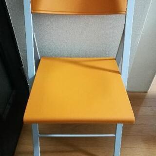 オレンジの折りたたみ椅子
