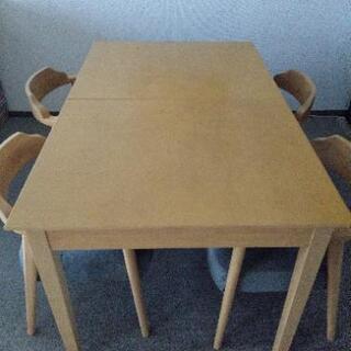 食卓テーブル（4人分椅子付）伸縮可変式　ニトリ